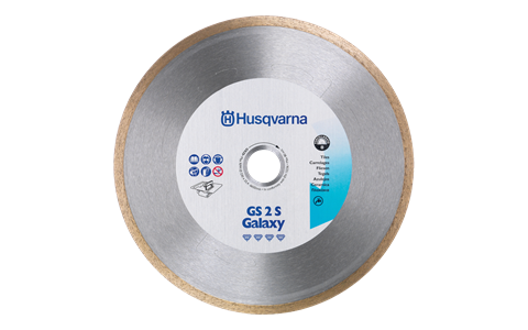 Tarcza diamentowa Husqvarna GS2S fi 300x25,4 mm, okrągła, metalowa, z szarym rdzeniem i brzegiem z diamentowych segmentów. Widoczny centralny otwór, czytelne napisy i logo na białym tle. Ujęcie frontalne, leżąca na płaskiej powierzchni.