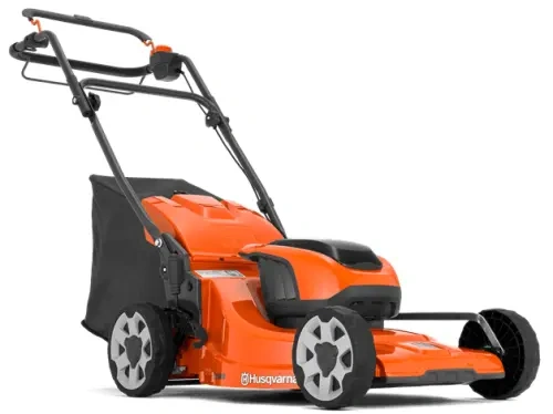 Kosiarka akumulatorowa LC142iS Husqvarna w kolorze pomarańczowym, stojąca, z czarnym pojemnikiem na trawę. Widoczny uchwyt do prowadzenia, duże szare koła. Ujęcie z boku, ukazujące detal konstrukcji. Brak akumulatora i ładowarki.