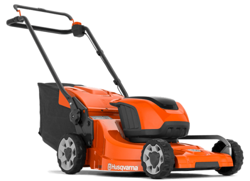 Kosiarka akumulatorowa LC247i Husqvarna w kolorze pomarańczowym z czarnymi detalami. Ujęcie z boku, produkt w pozycji stojącej. Widoczny zbiornik na trawę z materiału tekstylnego oraz napisy na obudowie. Solidne kółka zapewniające mobilność.