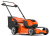 Kosiarka akumulatorowa LC247i Husqvarna w kolorze pomarańczowym z czarnymi detalami. Ujęcie z boku, produkt w pozycji stojącej. Widoczny zbiornik na trawę z materiału tekstylnego oraz napisy na obudowie. Solidne kółka zapewniające mobilność.