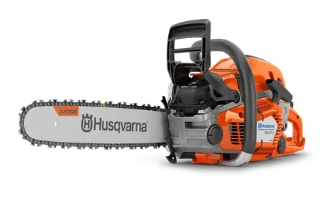 Pilarka Husqvarna 550XPG Mark II w kolorze pomarańczowym z szarymi elementami, z długim ostrzem i wyraźnie widocznym logo. Ujęcie z boku, prezentujące narzędzie w pozycji leżącej, z widoczną rączką i osłoną na łańcuch.