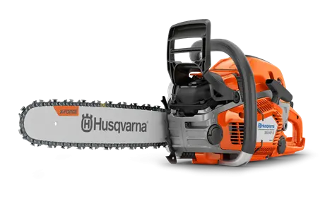 Pilarka Husqvarna 550XPG Mark II w kolorze pomarańczowym z szarymi elementami, z długim ostrzem i wyraźnie widocznym logo. Ujęcie z boku, prezentujące narzędzie w pozycji leżącej, z widoczną rączką i osłoną na łańcuch.
