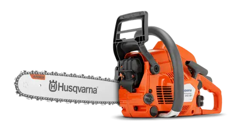 Pilarka Husqvarna 543XP z pomarańczową obudową, metalowym łańcuchem i prowadnicą, z ergonomiczną rączką i logo. Produkt stoi na tle, ukazując detale mechanizmu i mocowania.