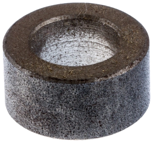 Pierścień odległościowy wykaszarki 265 RX Husqvarna w formie cylindrycznej, metaliczny, o matowej powierzchni w odcieniach szarości. Ujęcie z boku, pokazujące otwór w środku oraz krawędzie. Produkt leży na jednolitym tle.