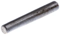 Kołek równoległy wykaszarki 265 RX Husqvarna, metalowy element w ciemnym kolorze, o prostym, cylindrycznym kształcie; widok z boku ukazuje gładką fakturę. Produkt leży na białym tle, co podkreśla jego wykończenie.