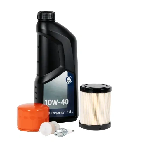 Zestaw Husqvarna: czarny olej 10W-40 (1,4 l), pomarańczowy filtr oleju, biały filtr powietrza i świeca zapłonowa na jasnym tle, widok frontalny z detalami akcesoriów.