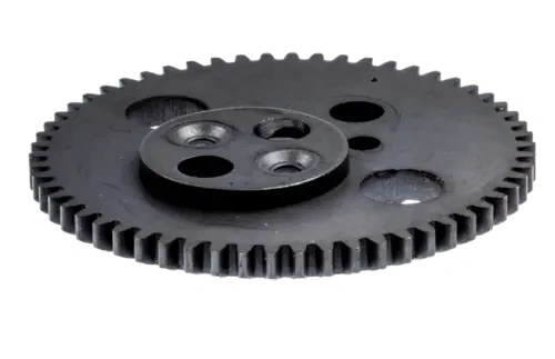 Koło zębate nożyc Husqvarna 225H60/225H75 w kolorze czarnym. Zębatka o okrągłym kształcie z wypustkami i trzema otworami centralnymi. Ujęcie z boku, ukazujące detale zębów. Idealne do narzędzi ogrodowych.