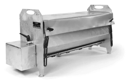Rozsiewacz do riderów P520D/P525D Husqvarna w kolorze metalicznym, o prostokątnym kształcie, z regulowanym otworem do wysiewania. Pozycja pozioma, z widoczną dźwignią i zbiornikiem po lewej stronie. Tło jednolite, podkreślające produkt.