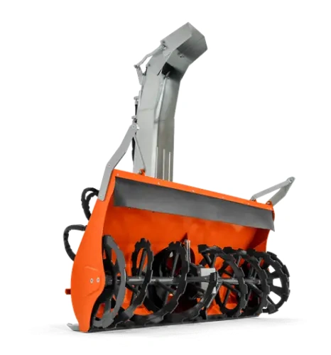 Pług wirnikowy Husqvarna P525D/P525DX w pomarańczowym kolorze. Widoczny z boku, z metalową konstrukcją, wirnikami w czerni. Elementy mocujące widoczne z przodu. Tło jednolite, co podkreśla detale produktu. Idealny do odśnieżania.