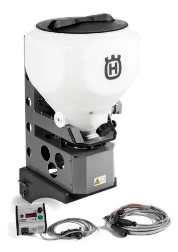 Rozsiewacz obrotowy P520DX/P525DX Husqvarna w kolorze białym z metalową podstawą. Stojący, z widocznym logo Husqvarna. W zestawie kontroler i przewody. Produkt na jednolitym tle, ukazujący detale konstrukcyjne i akcesoria.