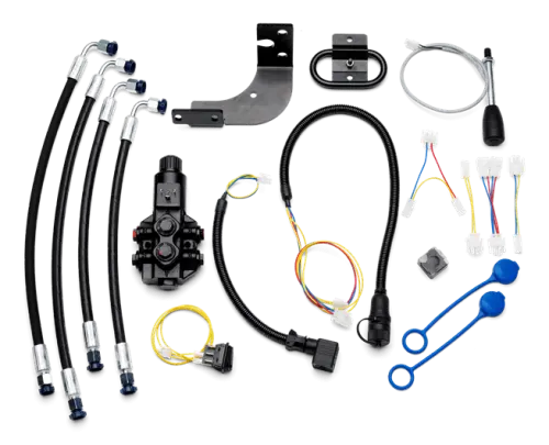 Zestaw hydrauliczny do Husqvarna P520D/P525D zawiera czarne węże, metalowe złączki, elementy montażowe oraz jednostkę hydrauliczną z przyciskami, ułożone na jednolitym tle.