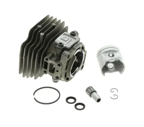 Cylinder wykaszarki Husqvarna 122R/122C w kolorze metalicznym, z wyraźnie widocznymi gniazdami montażowymi. Zestaw zawiera cylindr z głowicą, pierścieniem oraz uszczelką. Elementy ułożone na białym tle, umożliwiając łatwą analizę detali.