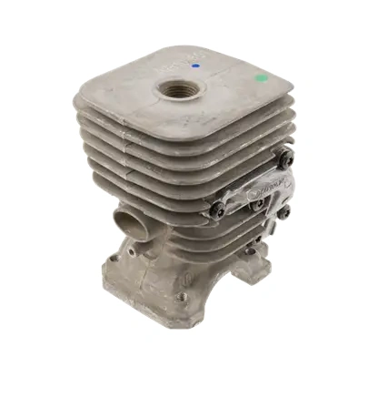 Cylinder wykaszarki 327RX/ podkaszarki 327LDx Husqvarna w szarym kolorze, z widocznymi rowkami i otworami na mocowanie. Prezentowany z boku, ukazuje charakterystyczny kształt oraz detale konstrukcji. Metalowy, o prostym wykończeniu, na jednolitym tle.