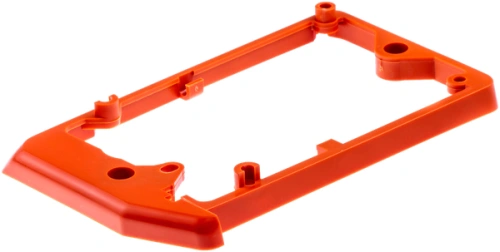 Adapter zbiornika wykaszarki Husqvarna 252 RX w intensywnym pomarańczowym kolorze. Produkt widoczny z boku, pod kątem. Część jest wykonana z plastiku, z wyraźnymi otworami montażowymi i charakterystycznym, spłaszczonym kształtem. Tło jednolite.