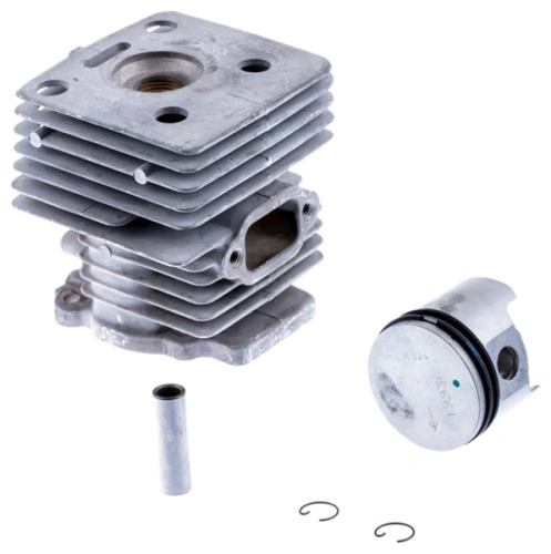 Zespół cylindra wykaszarki Husqvarna 241 RJ: metalowy cylinder z żeberkami, tłok z czerwonym pierścieniem, metalowa rurka i dwie sprężyny na jednolitym tle, ukazujące detale konstrukcyjne.