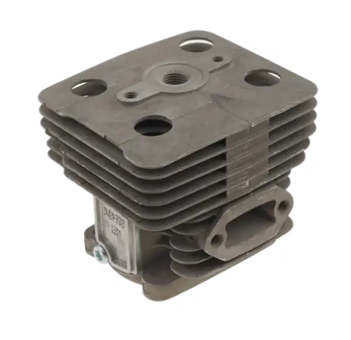 Cylinder nożyc Husqvarna 226HD, metalowy, prostokątny kształt, w szaro-srebrnym kolorze. Widoczne otwory montażowe oraz wyjście na powietrze. Detal z góry, stojący, ukazujący fakturę i charakterystyczne żeberka. Idealny do narzędzi ogrodowych.