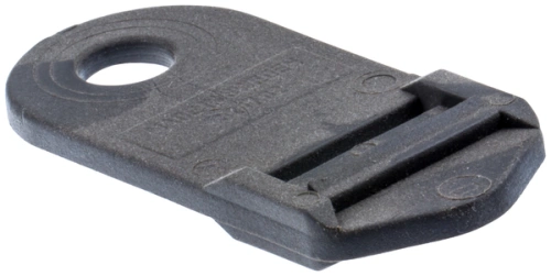 Sprzączka wykaszarki 250 R Husqvarna w kolorze czarnym. Posiada otwór montażowy oraz prostokątną formę z lekko zaokrąglonymi brzegami. Widoczny zarys mocowania w dolnej części. Ujęcie z boku, na jednolitym tle.