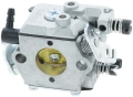 Gaźnik wykaszarki Husqvarna 250 R w metalicznym kolorze, z widocznymi elementami mocującymi, złączem paliwowym, sprężynami i złotą obudową regulatora, pokazany z boku na jednolitym tle.