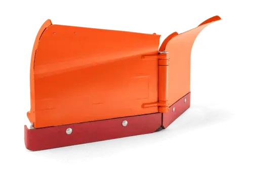 Dwukierunkowy lemiesz do riderów Husqvarna P525D/P520D w intensywnym pomarańczowym kolorze, z metalowymi elementami montażowymi. Ujęcie z boku, pokazujące złożoną konstrukcję i kształt. Widoczne zawiasy oraz mocowania. Idealny do odśnieżania.