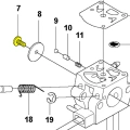 Śruba do wykaszarki Husqvarna 253RJ, metalowa, żółta, z widocznym wkrętem i dużą główką. Element widoczny z boku, w kontekście montażu silnika. Towarzyszące detale to pozostałe części układu, lekko zarysowane na schemacie technicznym.