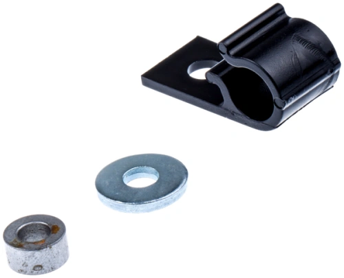 Metalowy uchwyt w kolorze czarnym z okrągłym otworem, obok dwa metalowe podkładki w kolorze srebrnym. Uchwyt jest rozłożony, a podkładki leżą płasko na białym tle, co umożliwia ich wyraźne zobaczenie.