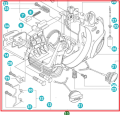 Zbiornik paliwa do pilarek Husqvarna 120 Mark II, 235, 236, 240, z boku, z mocowaniami i otworami. Prostokątny, plastikowy, z elementami montażowymi i żółtym logo, na białym tle.