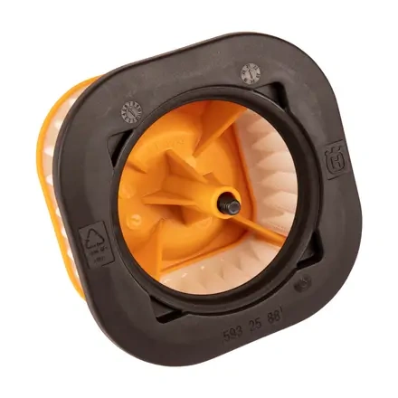 Filtr powietrza do pilarki Husqvarna 585, 592XP, 592XPG. Okrągły kształt, z czarną ramką i pomarańczowym wnętrzem. Widoczna tekstura filtra, miejsce na mocowanie. Produkt leżący na jasnym tle, ukazujący detale struktury.