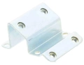 Adapter do wykaszarki 232 R Husqvarna, metalowy, srebrny, ze zgięciem, widok frontalny. Posiada cztery otwory na śruby do montażu. Prostokątny kształt z wygładzonymi krawędziami. Idealny do mocowania w narzędziach ogrodniczych.
