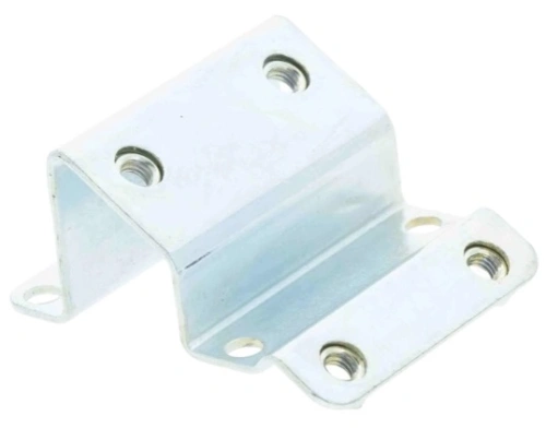 Adapter do wykaszarki 232 R Husqvarna, metalowy, srebrny, ze zgięciem, widok frontalny. Posiada cztery otwory na śruby do montażu. Prostokątny kształt z wygładzonymi krawędziami. Idealny do mocowania w narzędziach ogrodniczych.