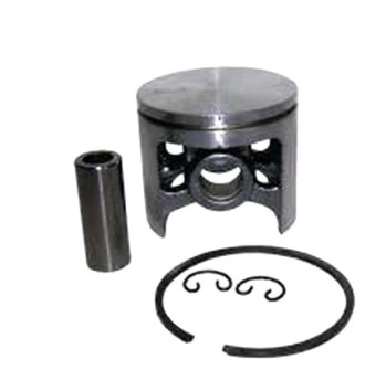 Zespół tłoka do wykaszarki Husqvarna 227 R, składający się z metalowego tłoka w owalnym kształcie, sferycznej głowicy, rurki mocującej oraz sprężynowych pierścieni. Elementy leżą na białym tle, eksponując szczegóły konstrukcyjne.