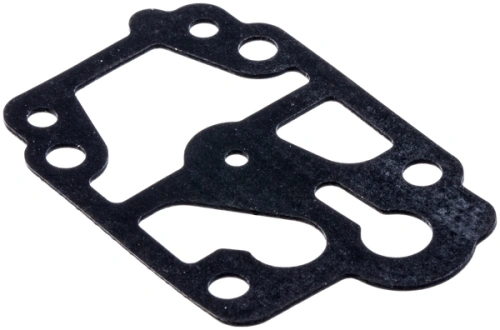 Uszczelka dmuchawy 125 BT Husqvarna, wykonana z czarnego materiału. Widoczne otwory montażowe oraz wycięcia o różnych kształtach. Produkt ułożony poziomo, na prostym tle, w zbliżeniu, ukazując detale kształtu i struktury.