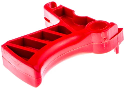 Dźwignia dmuchawy 125 BT Husqvarna w kolorze czerwonym, wykonana z tworzywa sztucznego, z ergonomicznym uchwytem. Zarejestrowana widok w zbliżeniu, skupiający się na detalu uchwytu, pokazując otwory na mocowania oraz teksturowaną powierzchnię.