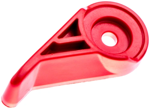 Czerwony plastikowy uchwyt dźwigni dmuchawy 125 BT Husqvarna. Produktywny kształt, atrakcyjny design z okrągłym wycięciem. Widok z boku, podkreślający detale konstrukcyjne i ergonomiczne wyprofilowanie. Idealny do urządzeń ogrodniczych.