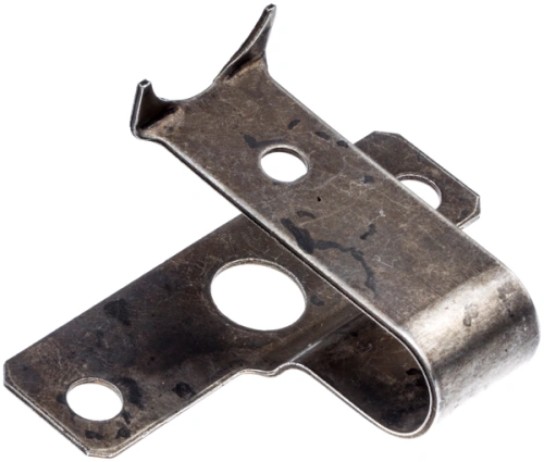 Amortyzator dmuchawy Husqvarna 225 B, wykonany z metalu, w kolorze szarym. Element ma prostokątny kształt z dwoma otworami mocującymi. Widok z boku, produkt leży na gładkiej powierzchni. Widoczne zarysowania na powierzchni.