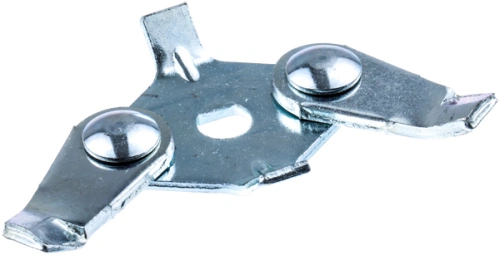 Metalowy element mocujący o kształcie zacisku. Posiada dwa okrągłe, wypukłe zaczepy oraz centralny otwór. Wykonany z metalu, ma błyszczącą powierzchnię. Ujęty na prostym tle, z przodu, w zbliżeniu. Idealny do zastosowań konstrukcyjnych.