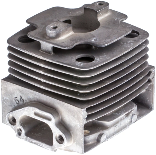 Cylinder dmuchawy 155 BT Husqvarna, widok z boku, stojący. Wykonany z metalowego materiału, z widocznymi żeberkami chłodzącymi. Posiada otwory montażowe z przodu oraz zaznaczone oznaczenie 54. Powierzchnia lekko matowa, lekko zarysowana.
