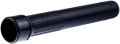 Rura dmuchawy 155 BT Husqvarna, czarna, cylindryczna z żłobieniami dla lepszego chwytu, gładka, otwarta końcówka, bez napisów, leżąca na białym tle, do urządzenia.