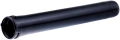 Rura dmuchawy 155 BT Husqvarna w kolorze czarnym, wykonana z tworzywa sztucznego, długa i cylindryczna. Ujęcie z boku, ukazujące gładką powierzchnię i otwory mocujące z jednej strony. Produkt umieszczony na jednolitym tle, doskonale widoczny.