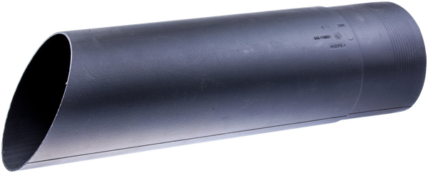 Rura dmuchawy 125BVX Husqvarna w kolorze czarnym, wykonana z gładkiego plastiku. Zbliżenie na jeden koniec rury, ukazujące jej otwór. Produkt leży na jednolitym tle, co podkreśla jego kształt i przeznaczenie jako akcesorium do dmuchawy.