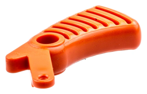 Przepustnica dmuchawy 125BVX Husqvarna w jaskrawym pomarańczowym kolorze. Kształt ergonomiczny, z rowkami dla lepszego chwytu. Widoczne mocowanie z otworem na śrubę. Produkt przedstawiony w zbliżeniu, ustawiony na jednolitym tle.