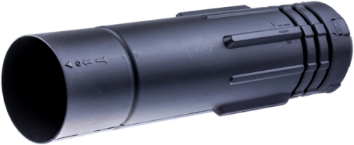 Czarna górna rurka podciśnieniowa dmuchawy 125BVX Husqvarna, cylindryczny kształt, widoczne żłobienia oraz strzałki wskazujące kierunek, materiały plastikowe, zamontowana poziomo, zbliżenie na elementy mocujące i detale.