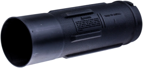 Rura dmuchawy 132BT Husqvarna w kolorze czarnym, wykonana z tworzywa sztucznego. Widoczny oczywisty napis TURN TO INSTALL. Ujęcie z boku, pokazujące gładką, cylindryczną formę, leżącą poziomo. Brak dodatkowych elementów na tle.