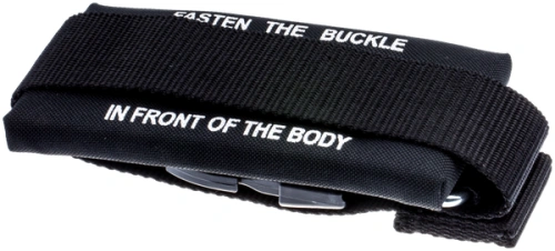 Łącznik dmuchawy 150BF Husqvarna, czarny, wykonany z wytrzymałego materiału. Produkt leży poziomo, z widocznym metalowym zapięciem i białymi napisami. Tło proste, co uwydatnia szczegóły. Kluczowe elementy to mocowania i instrukcje użytkowania.