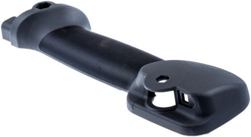 Uchwyt dmuchawy 150BT Husqvarna w kolorze czarnym, wykonany z tworzywa sztucznego. Ukazany z boku, w pozycji leżącej. Widoczna śruba mocująca i gniazdo na narzędzie. Produkt intensywnie eksploatowany, przeznaczony do dmuchaw powietrza.