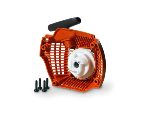 Rozrusznik do wykaszarki Husqvarna 343R/345R/345RX w kolorze pomarańczowym, z białym elementem wewnętrznym. Ujęcie z boku, pokazujące detal konstrukcji oraz mocowania. W zestawie plastikowy uchwyt i śruby montażowe.