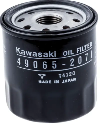 Filtr oleju Kawasaki w kolorze czarnym, w kształcie cylindrycznym, z widocznymi napisami Kawasaki OIL FILTER oraz numerem katalogowym 49065-2071. Ujęcie frontalne, produkt stojący, wykonany z metalu, z górnym otworem montażowym.
