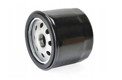 Filtr oleju do silnika Kohler 12,5 HP w czarnej obudowie, z metalowym krążkiem oraz otworami wentylacyjnymi. Widok z boku, prezentujący wyraźnie gwint wewnętrzny. Produkt ma zaokrąglony kształt z teksturowaną powierzchnią.