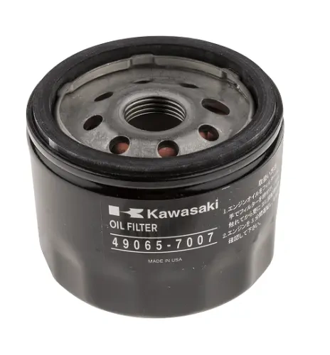 Filtr oleju Kawasaki, okrągły, czarny, z metalową obudową. Z widocznymi otworami w górnej części, napisem OIL FILTER i logo Kawasaki. Ujęcie z boku, stojący. Idealny do traktorów i riderów Husqvarna.