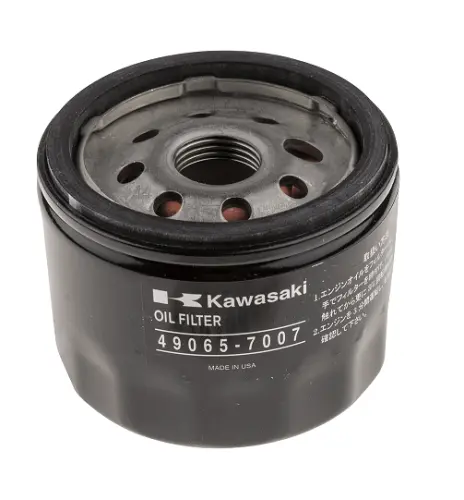 Filtr oleju Kawasaki, okrągły, czarny, z metalową obudową. Z widocznymi otworami w górnej części, napisem OIL FILTER i logo Kawasaki. Ujęcie z boku, stojący. Idealny do traktorów i riderów Husqvarna.
