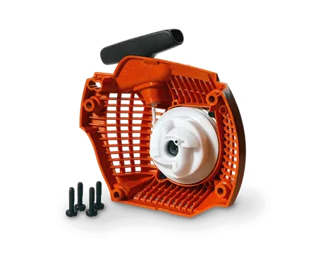 Rozrusznik nożyc Husqvarna 323HD60/325HD60 z widoczną pomarańczową obudową z siatką, białym wnętrzem i uchwytem. Obok znajdują się trzy ciemne śruby. Produkt leżący na czarnym tle, ukazujący główne elementy konstrukcyjne.